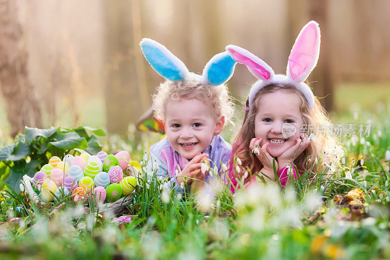 孩子们在春天的花园里寻找复活节彩蛋