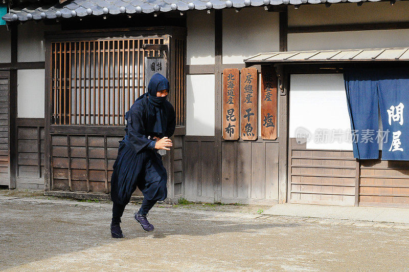 日本传统村庄中的忍者形象