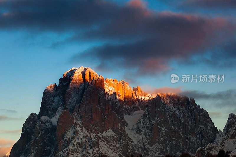 山顶日落，意大利阿尔卑斯山白云岩