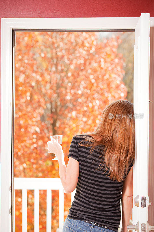 喝茶的女人和秋天的场景