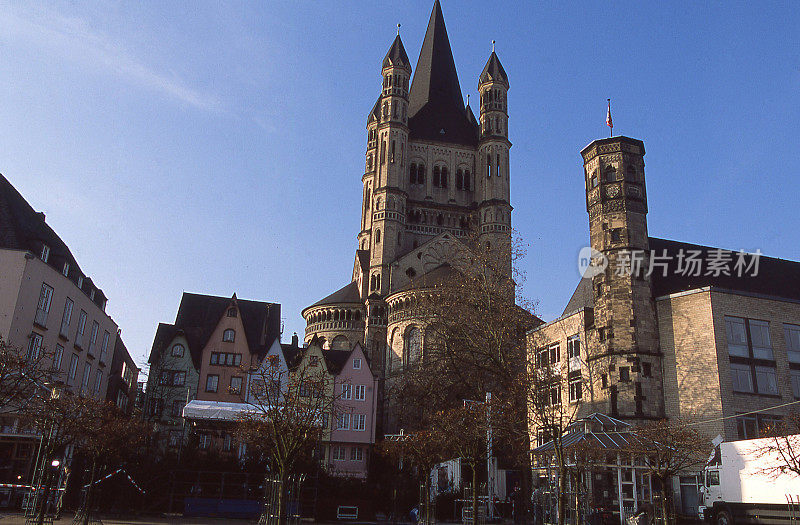 德国波恩的克罗伊兹教堂或大教堂塔的剪影