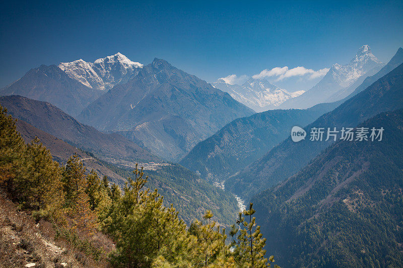 喜马拉雅山在美丽的阳光明媚的一天