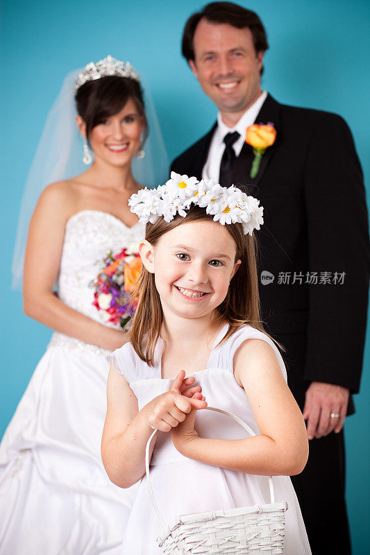 微笑，年轻的花童，与新娘和新郎的背景