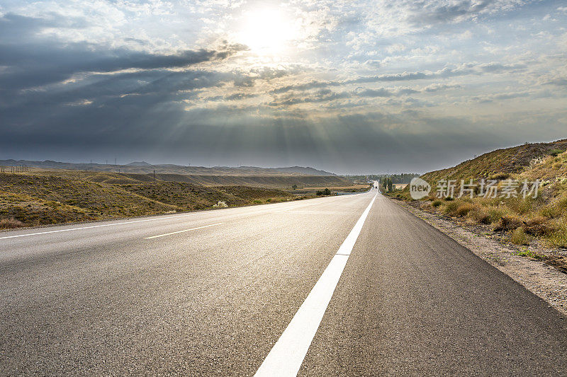 中国新疆省的一条空直高速公路。