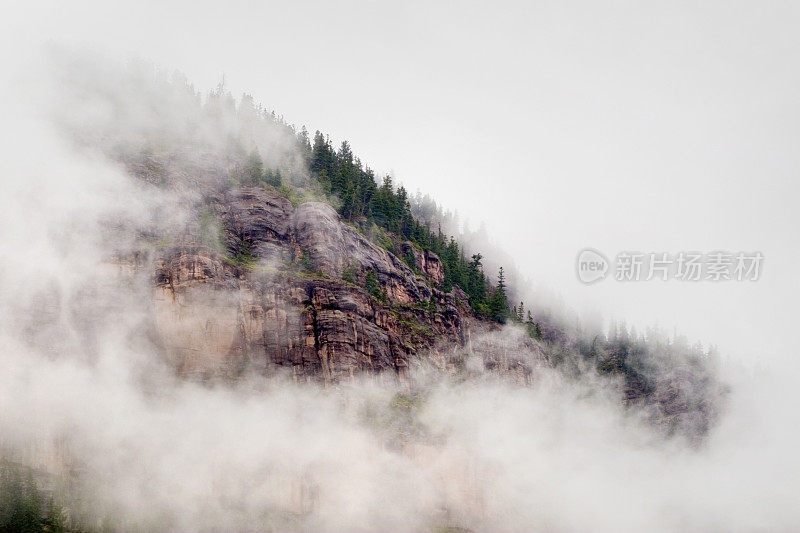 雾雾云笼罩着这科罗拉多州落基山脉的悬崖面