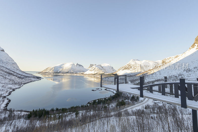 挪威北部Senja岛的伯格斯峡湾冬季景色