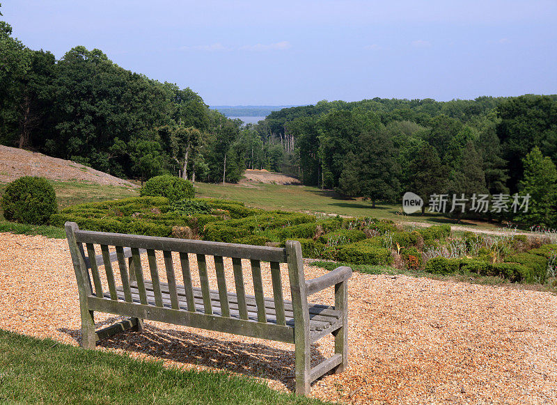 空旷的公园长凳和森林河景