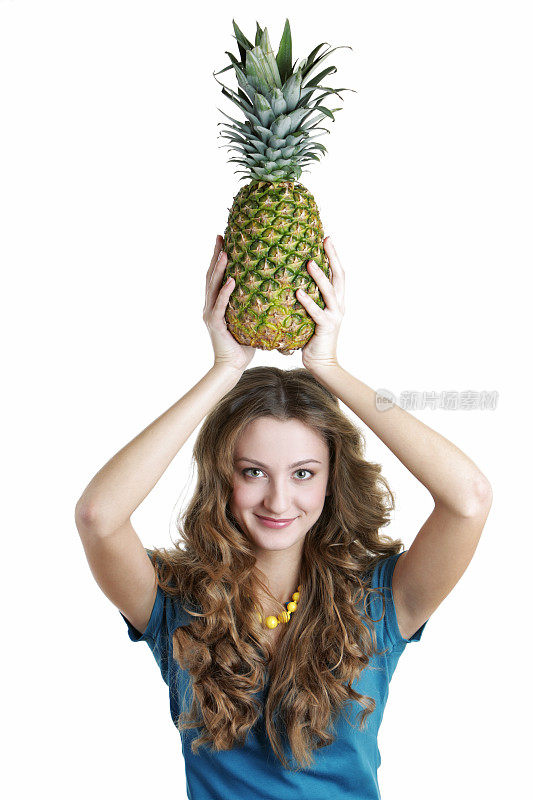 健康的年轻女子吃菠萝