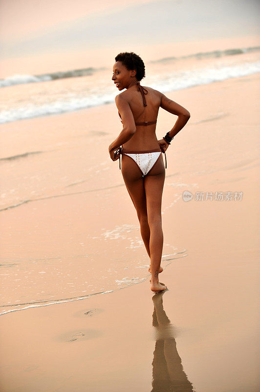 非裔美国比基尼模特在海滩