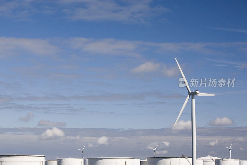 风力涡轮机发电站的映衬下，部分乌云密布的蓝天