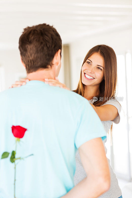男子藏红玫瑰给女友惊喜