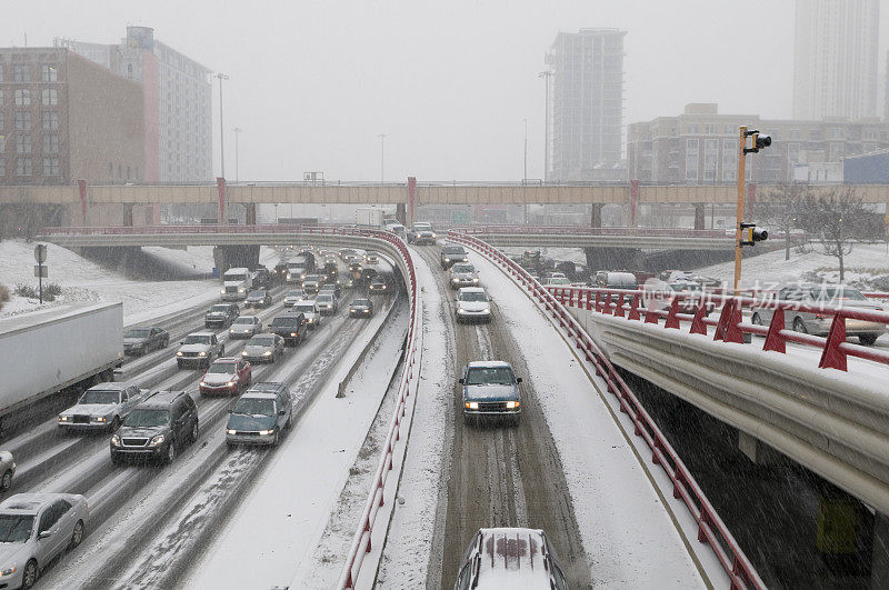 大雪天繁忙的高速公路