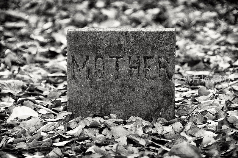 墓碑上的母亲
