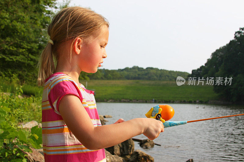 小女孩在湖边钓鱼