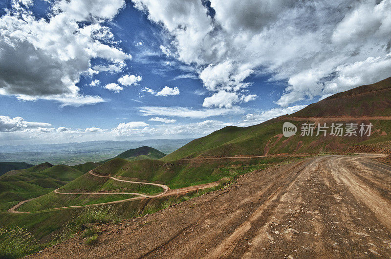 蜿蜒的长路穿过群山