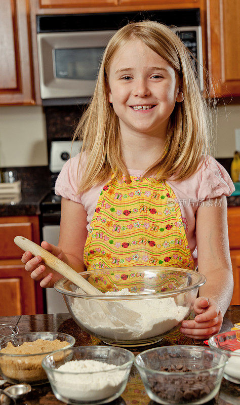 可爱的小女孩在厨房烘焙