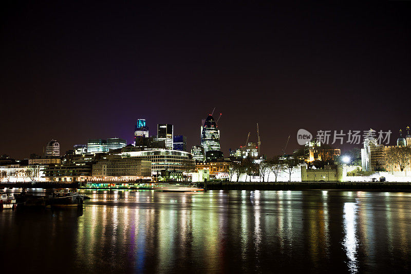 伦敦商业区与泰晤士河在夜间