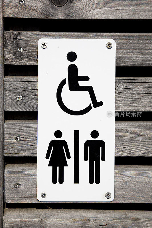 木屋上的厕所标志。男,女,禁用。