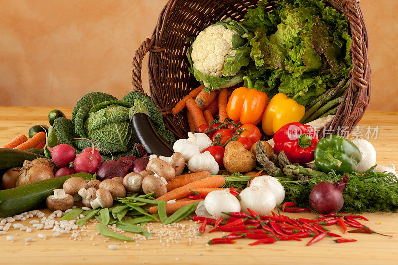 柳条篮子里装满了健康蔬菜