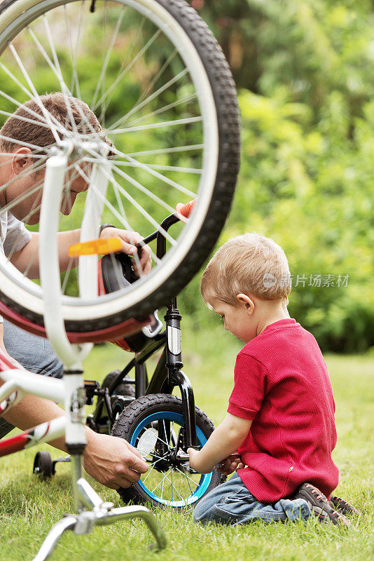 爸爸和儿子在修理自行车