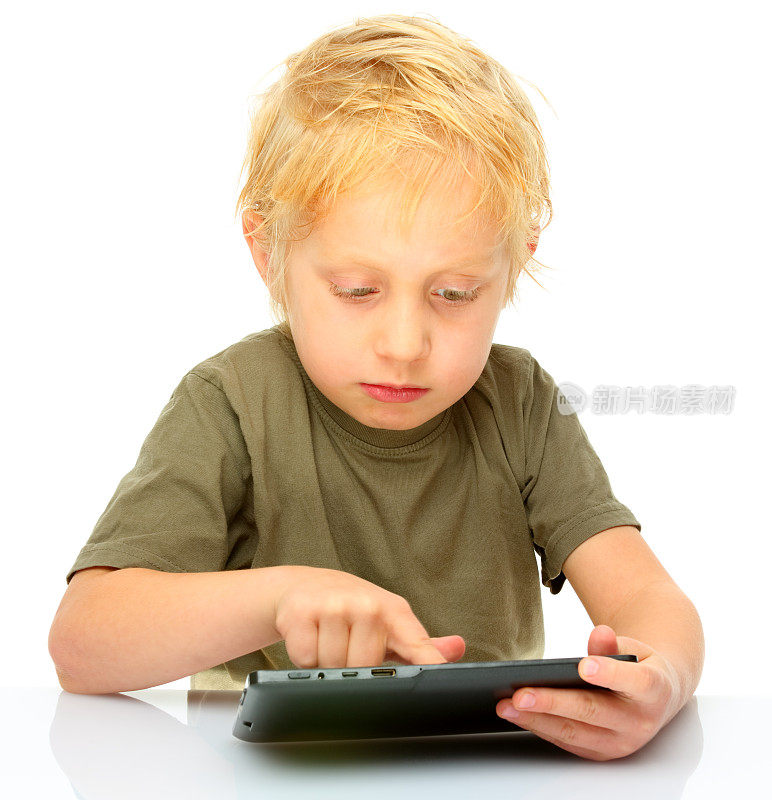 男孩使用数码平板电脑