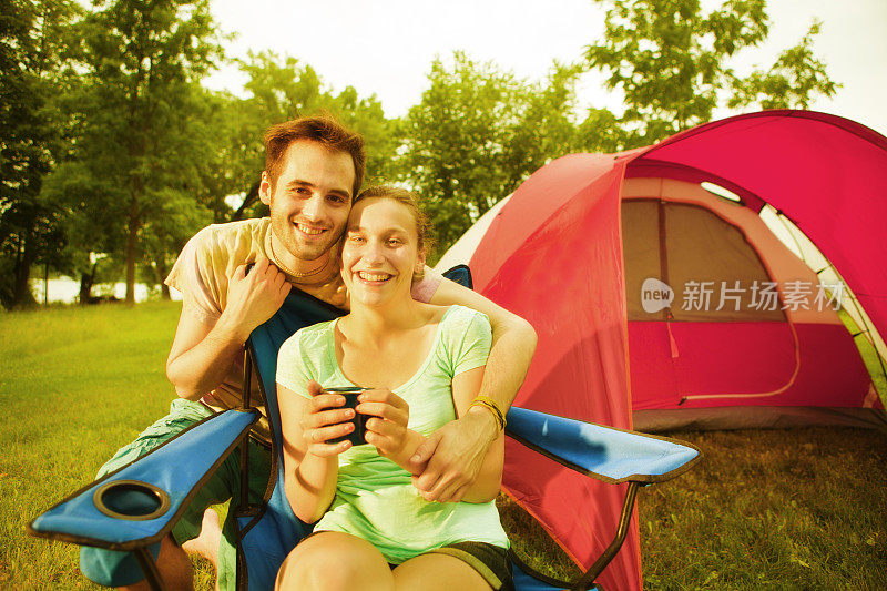 年轻夫妇在帐篷露营旅行的早餐咖啡