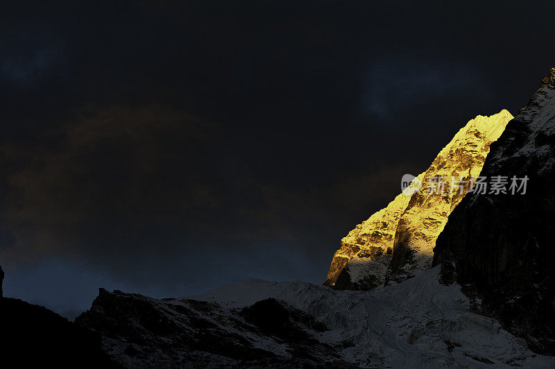 戏剧性的金色光雪山山峰黑暗的天空喜马拉雅山尼泊尔