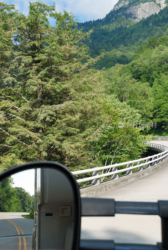 在山里拖一辆房车