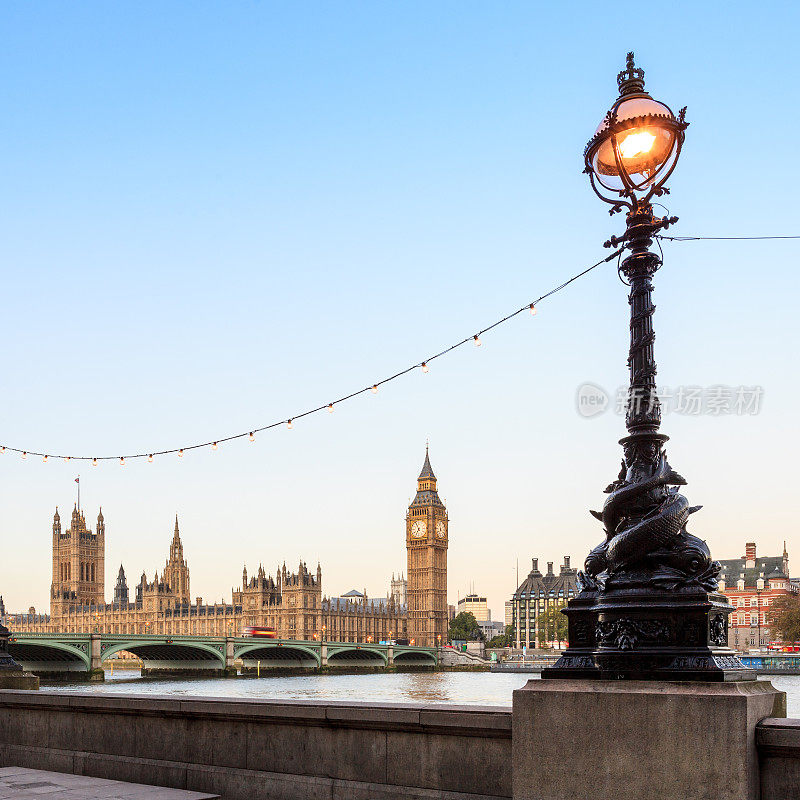 日出时的大本钟、议会大厦和泰晤士河