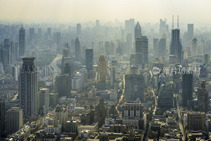 未来的摩天大楼城市景观大厦拥挤的天际线，雾霾中国上海