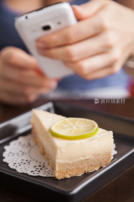 一个女人正在用手机拍食物