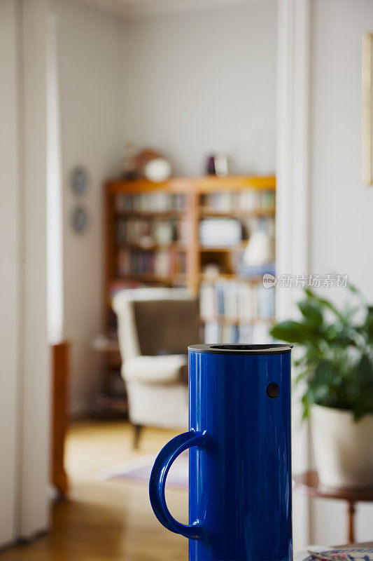 内饰有蓝色咖啡壶。