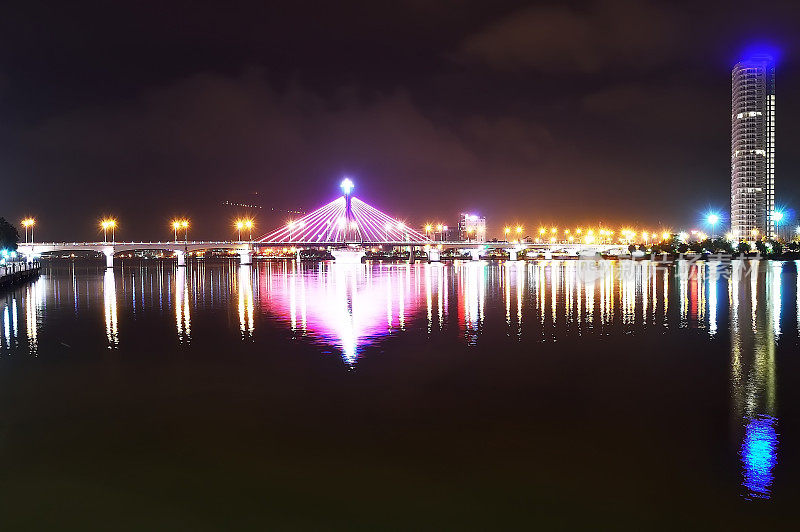 越南岘港宋汉桥夜景