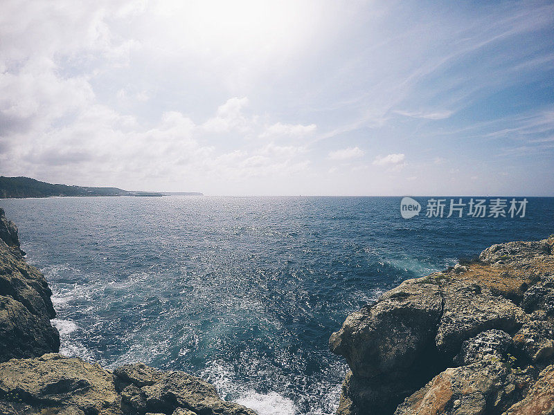 蔚蓝的天空映衬着美丽的地中海岩石海滩