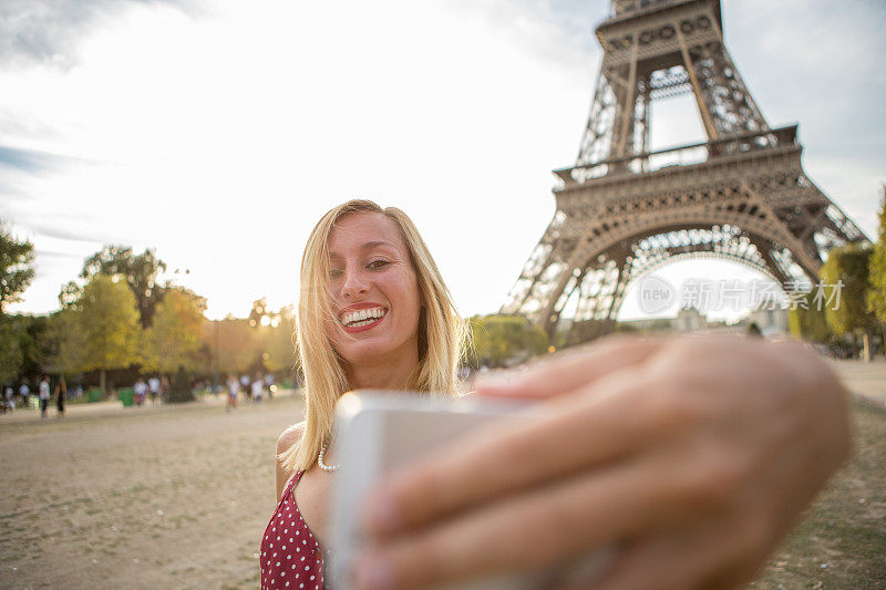 美丽的金发女孩在巴黎埃菲尔铁塔自拍