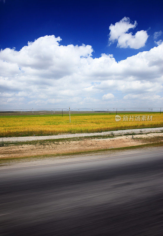 道路和蓝色多云的天空