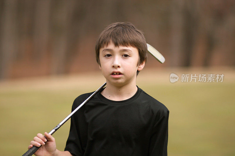 高尔夫球的男孩