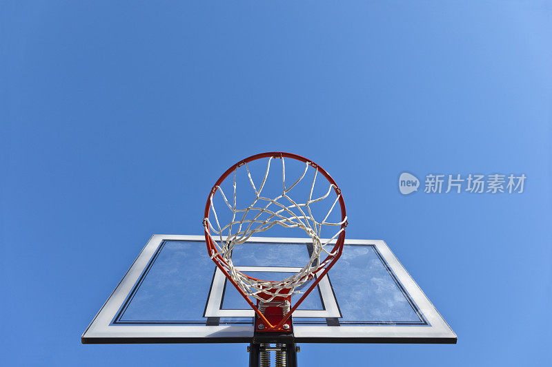 篮球篮对着蓝天