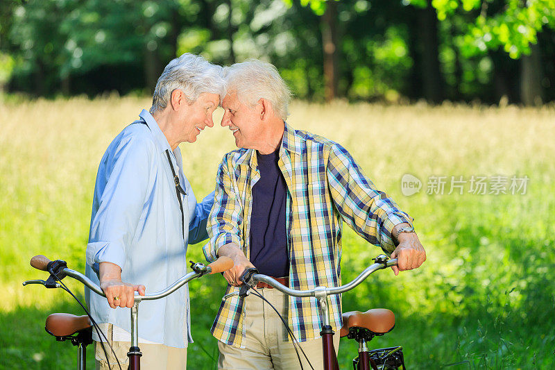 快乐的老夫妇与自行车