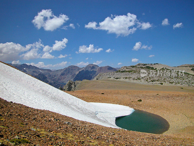 雪坡与湖