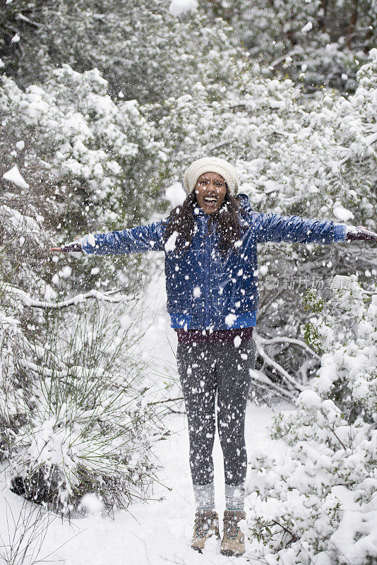 徒步女砸雪球。