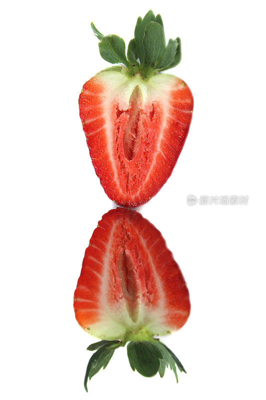 把草莓切成两半，映照在镜子里的夏季水果