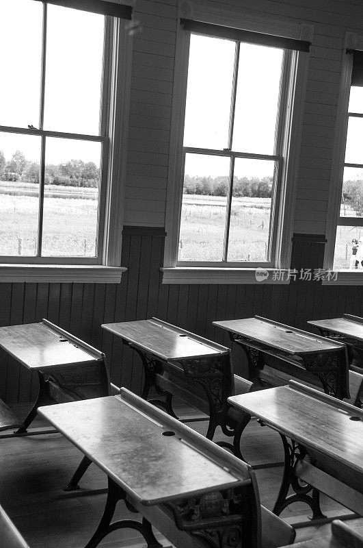 老式的教室里有学生的课桌，黑白相间