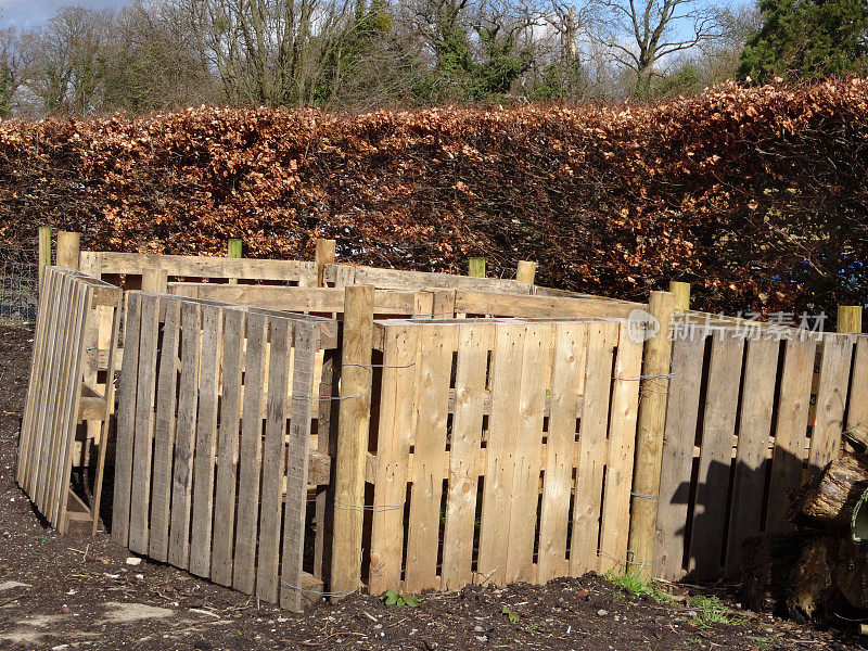 木制堆肥堆的图像由托盘木板条箱