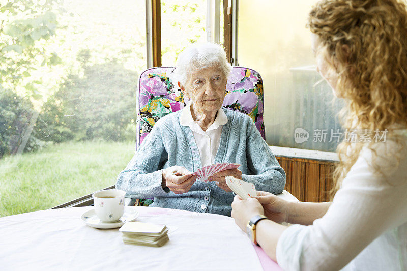 老女人和看护者打牌