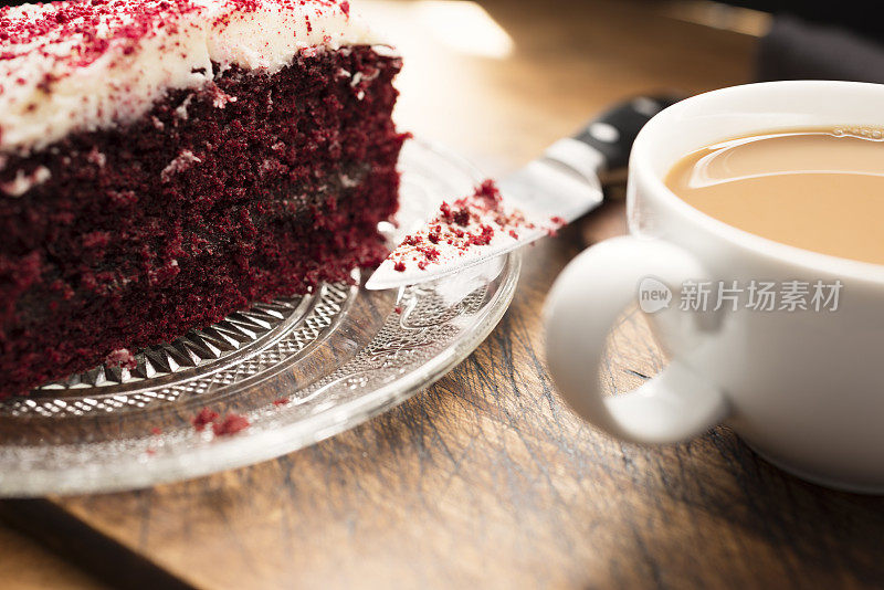 咖啡和红丝绒蛋糕