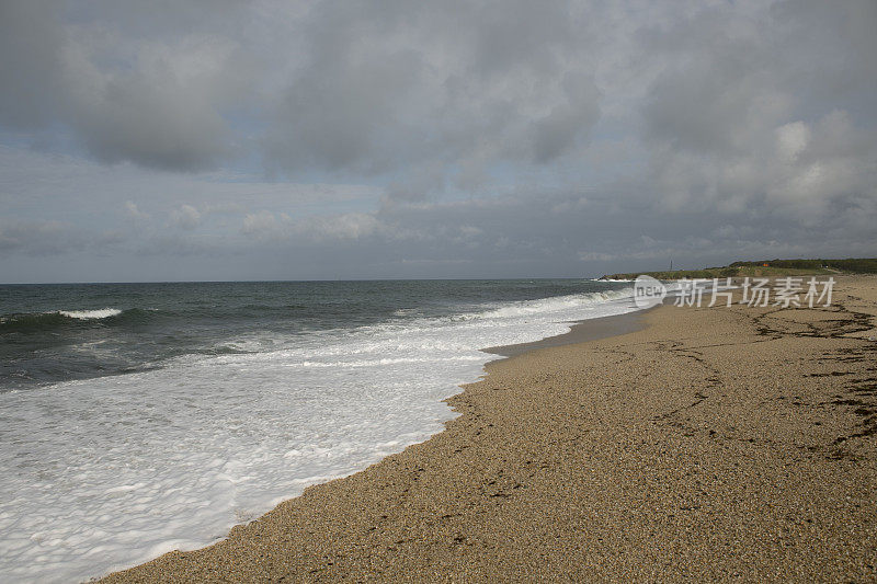 空旷的海滩与波浪在黑海海岸土耳其