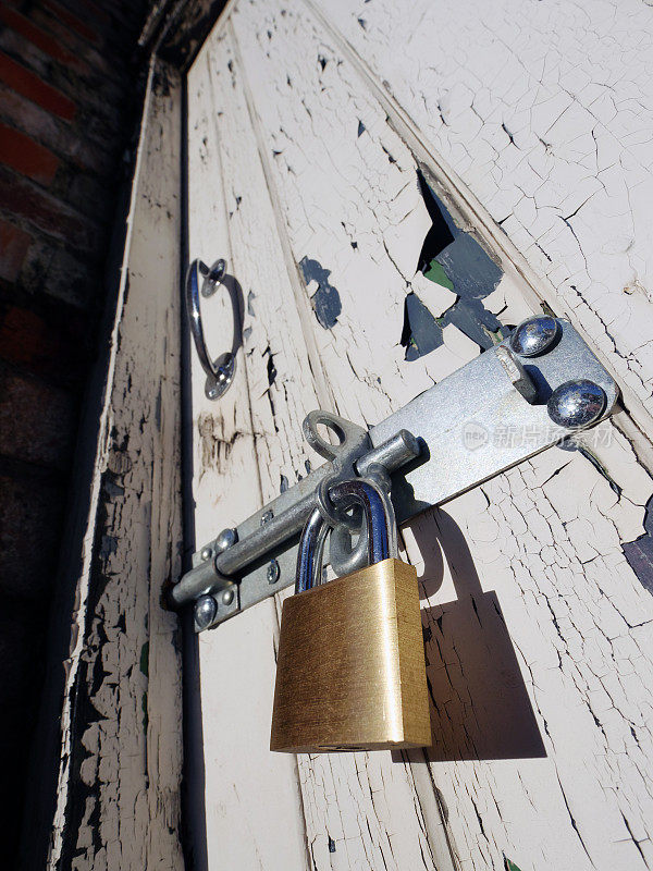用于固定门锁的黄铜挂锁。