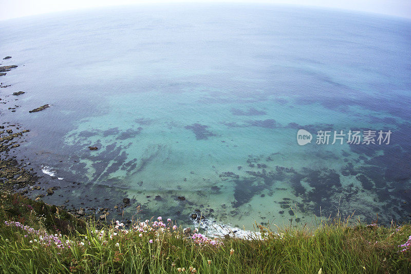 夏日的大海在悬崖上