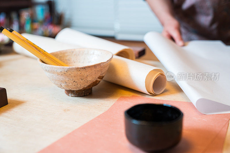 传统的日本手工艺妇女画一个手工的纸碗